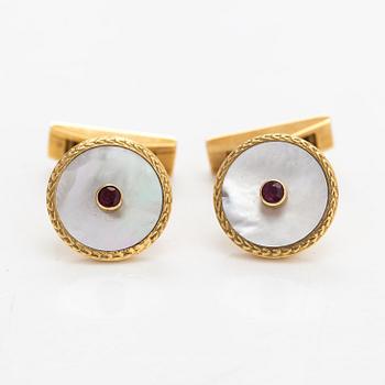 A pair of 18K gold cufflinks with rubies and MOP. UK.