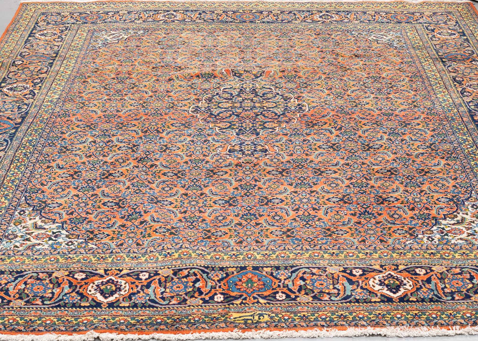 MATTA, semiantik Täbris signerad Sarab Mashayekhi, 328 x 270 cm.