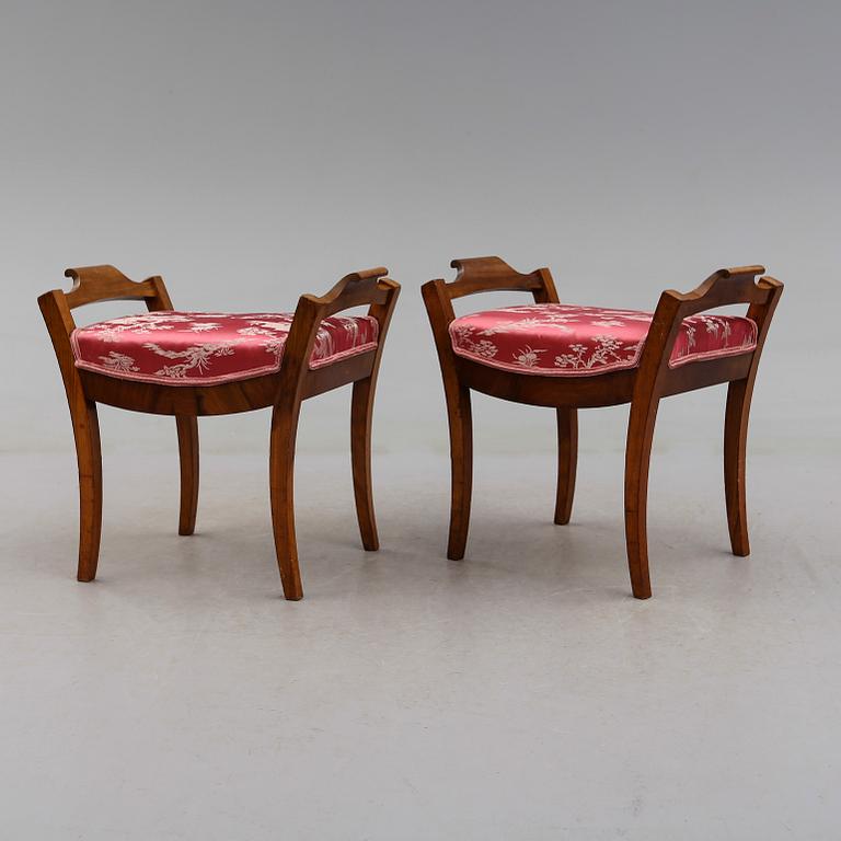 TABURETTER, 1 par, Karl Johan, 1800-talets mitt.