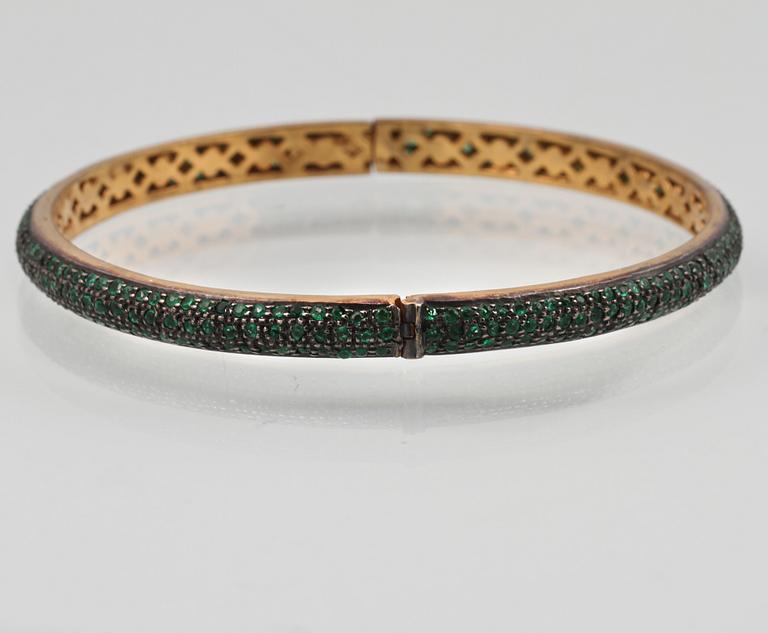 ARMRING, förgyllt silver med fasettslipade smaragder. Vikt 18,6 gram.