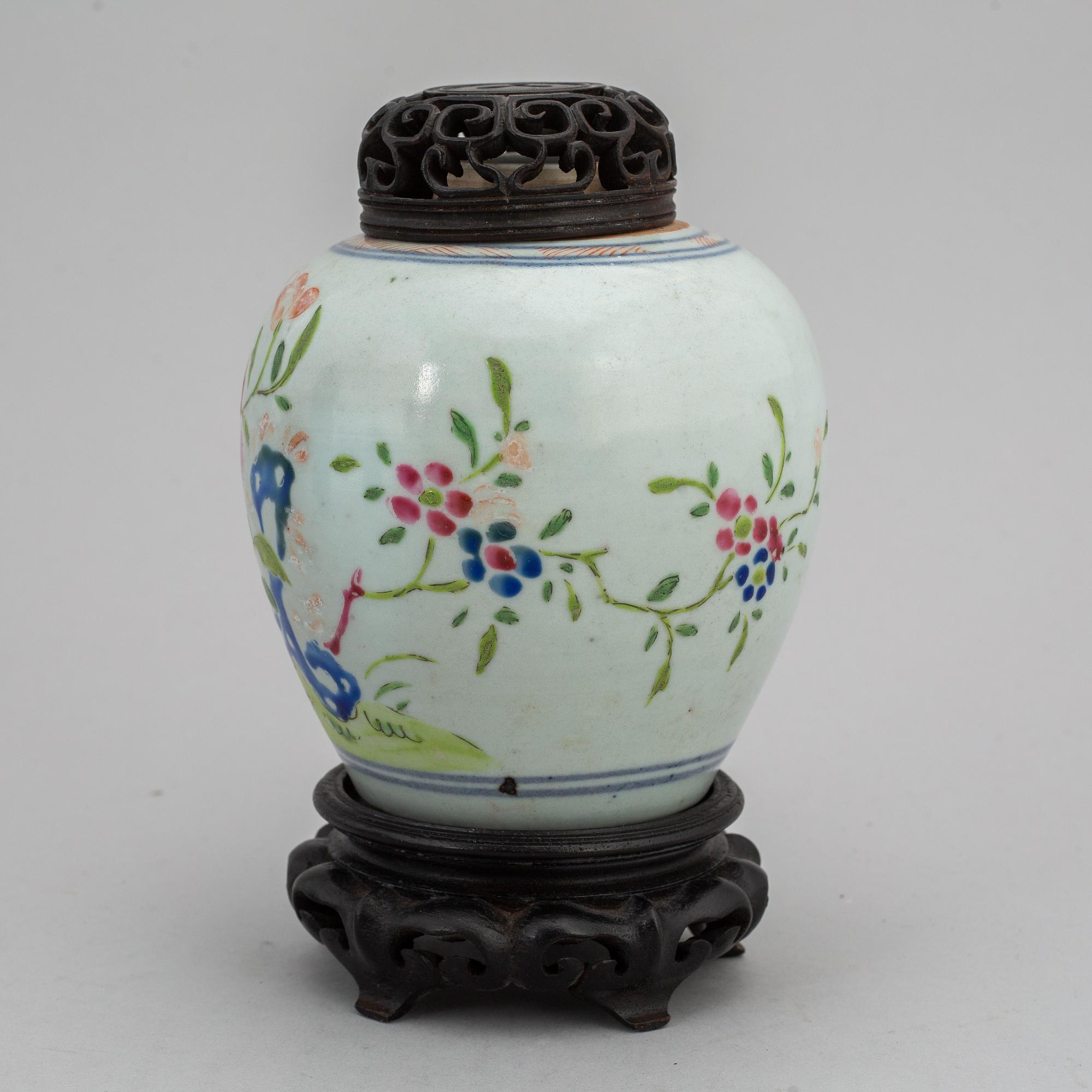 A famille rose tea caddy, Qing dynasty, Qianlong (1736-95).