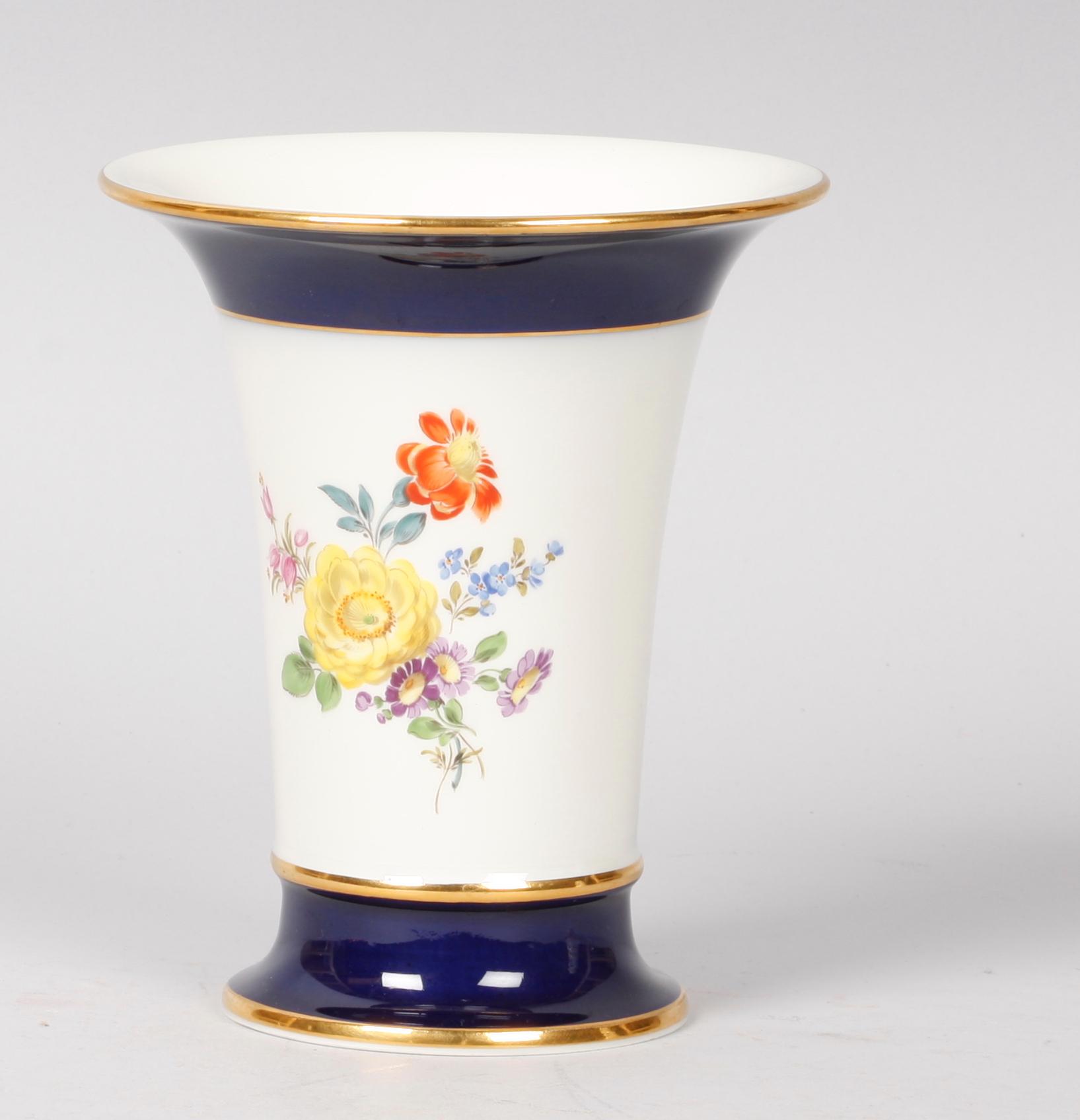 LJUSSTAKAR, ett par, samt VAS, porslin. Meissen.