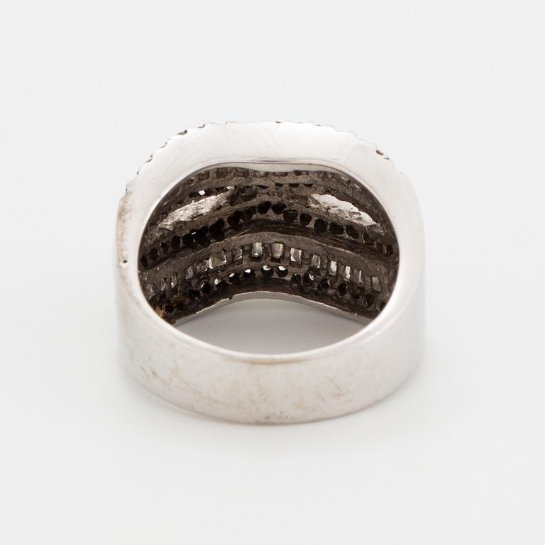 Ring  18K vitguld med bagettslipade diamanter och briljanter ca 1,7 ct.