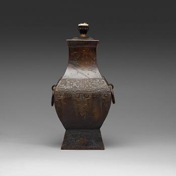 457. VAS, brons, Arkaiserande form och dekor, Qingdynastin (1644-1912).