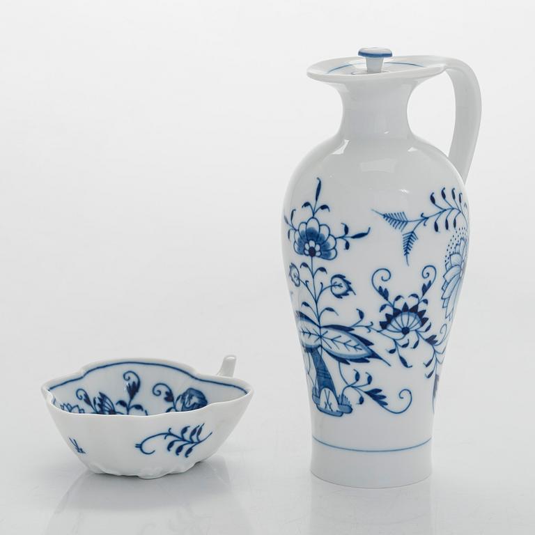 A set of 4 porcelain service pieces, "Onion pattern/Zwiebelmuster", Meissen and Teichert-Werke in Meissen, Germany.