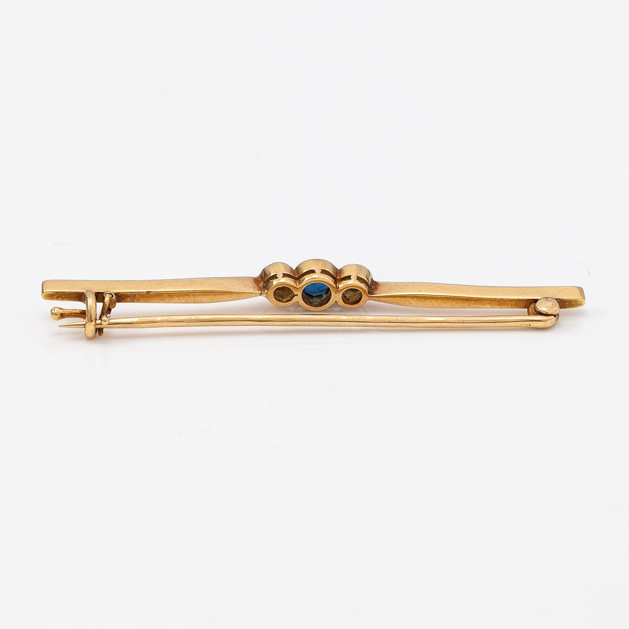 A 17-18K gold brooch with a sapphire and old-cut diamonds ca. 0.40 ct in total.