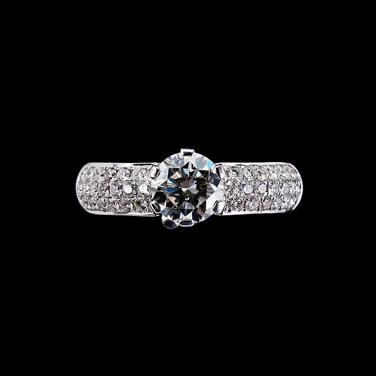 A RING, brilliant cut diamonds. Center stone 1.00 ct. Sidestones 0.39 ct.