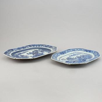 Two Chinese export porcelain blue and white serving dishes, Qianlong (1736-95).