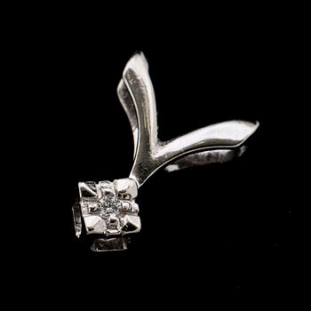 RING, 18k vitguld med pärla och 2 st briljanter. Vikt 2 g.