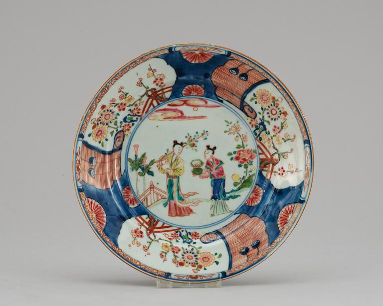 A polychrome plate, Qing dynasty, early 18th cent.