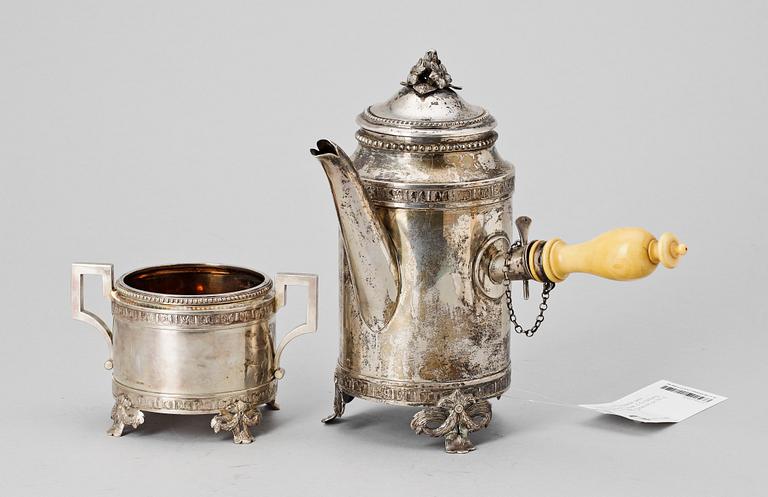 KAFFEKANNA samt SOCKERSKÅL, silver, C G Hallberg, Stockholm, 1885. Totalvikt ca 797 g.