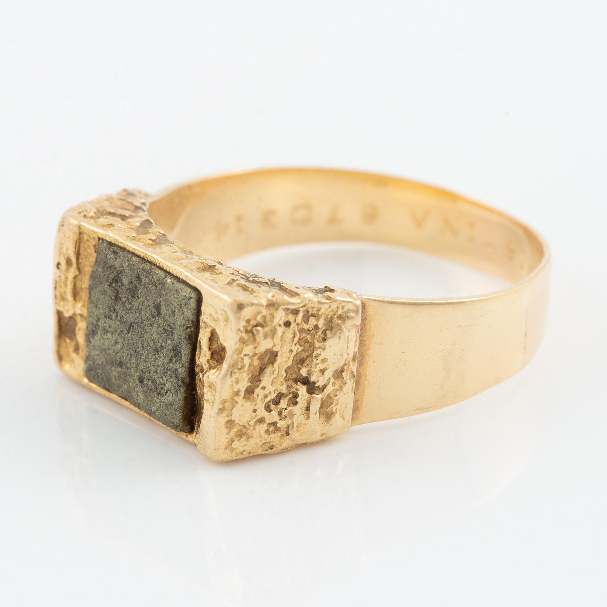 Björn Weckström, ring "Goldstone", 18K gold and copper ore. Lapponia 1979.