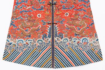 A Chinese embroidered silk robe, late Qing dynasty, 19th century.