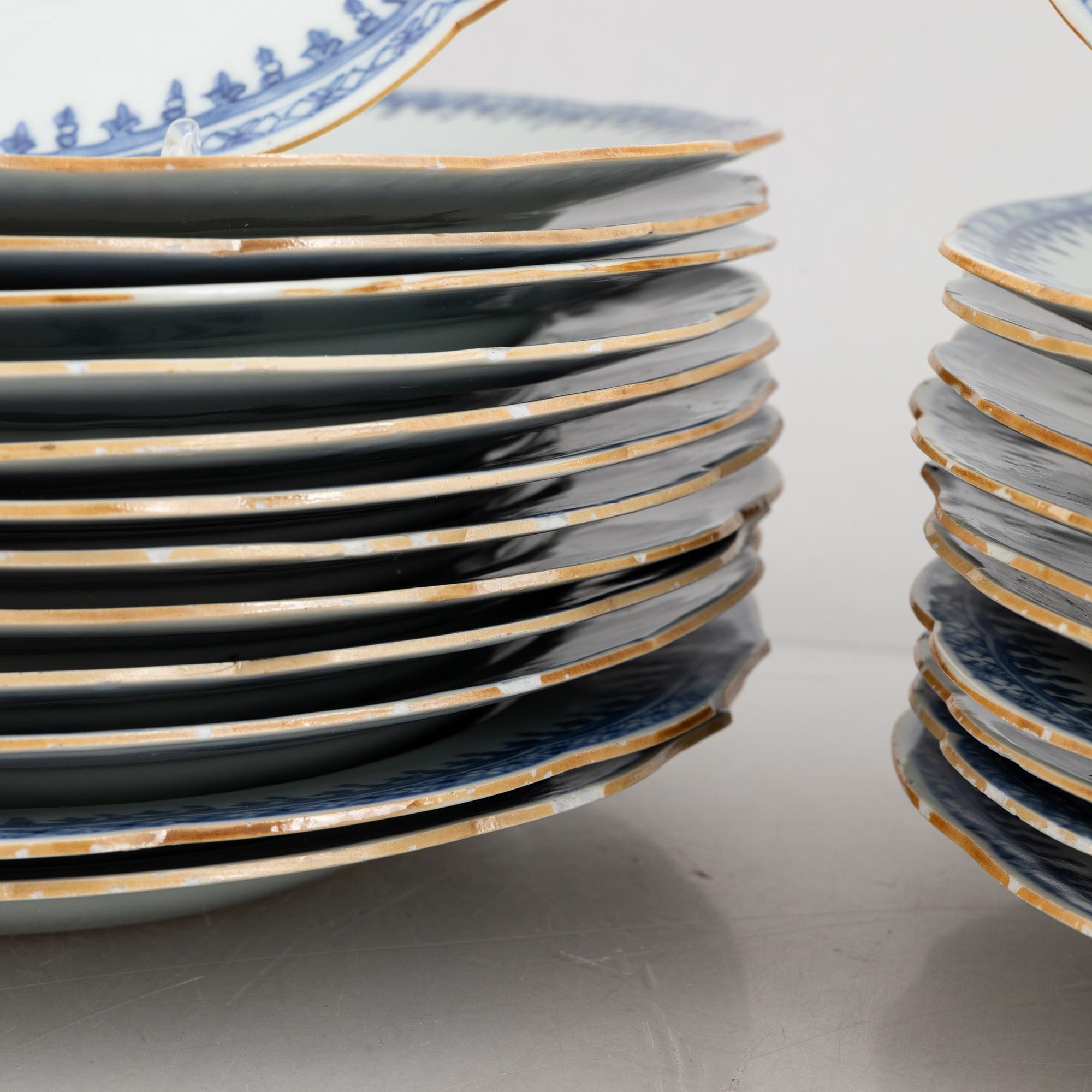 A set of 24 Chinese export porcelain plates, Qing dynasty, Qianlong (1736-95).