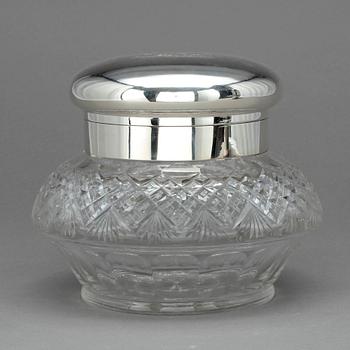 SKÅL med LOCK, slipad kristall och silver, Tyskland ca 1900. Tot vikt inklusive kristall 2140 gram.