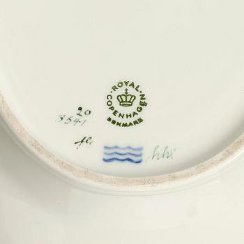 A pair of Royal Copenhagen 'Flora Danica' dishes, Denmark, 20th century.