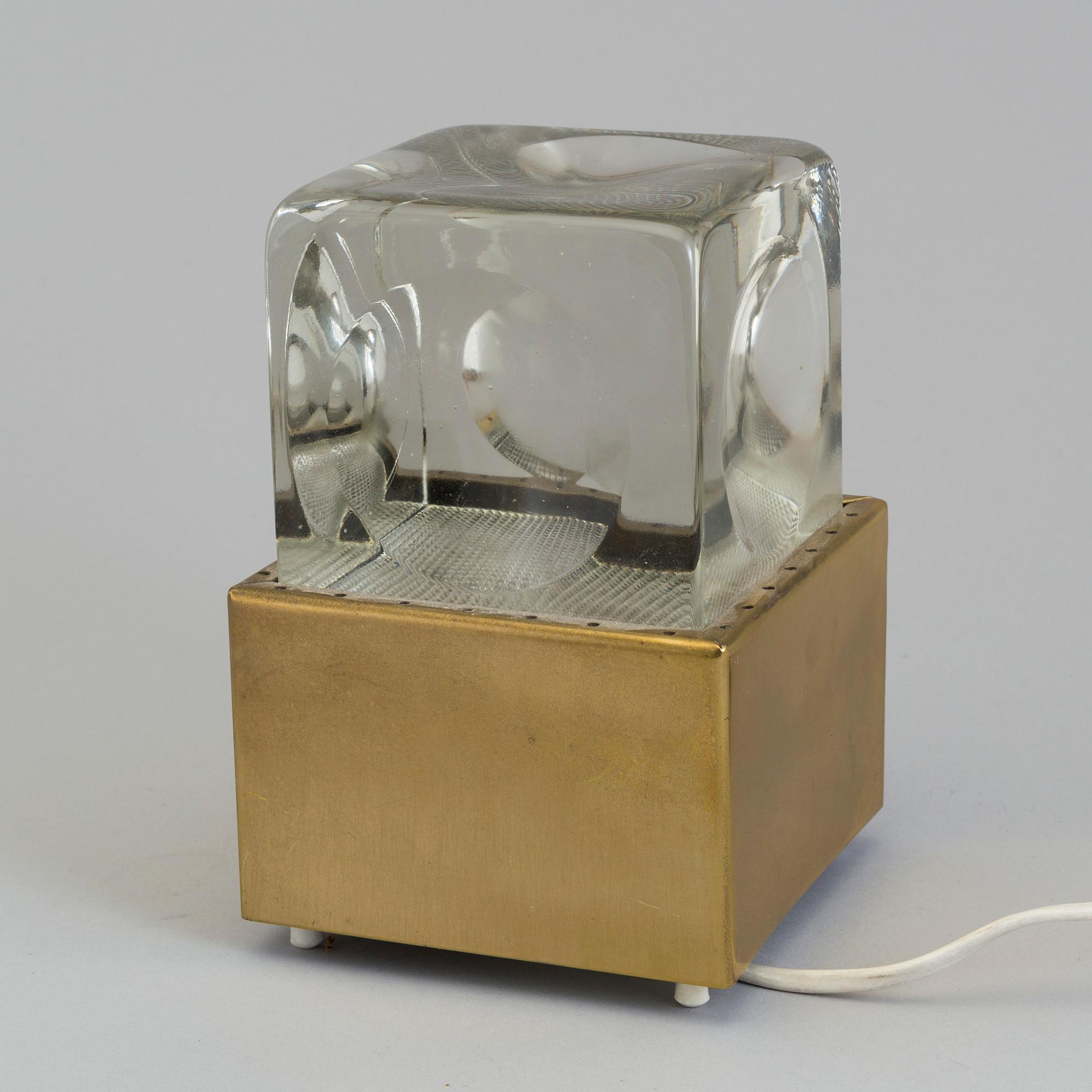 BORDSLAMPA SAMT LJUSSTAKAR, ett par. Mässing och glas, troligen 1960 / 70-tal.