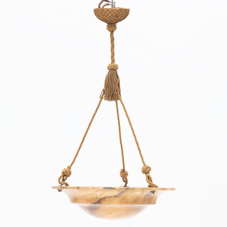 Taklampa, alabaster, 1920/30-tal.