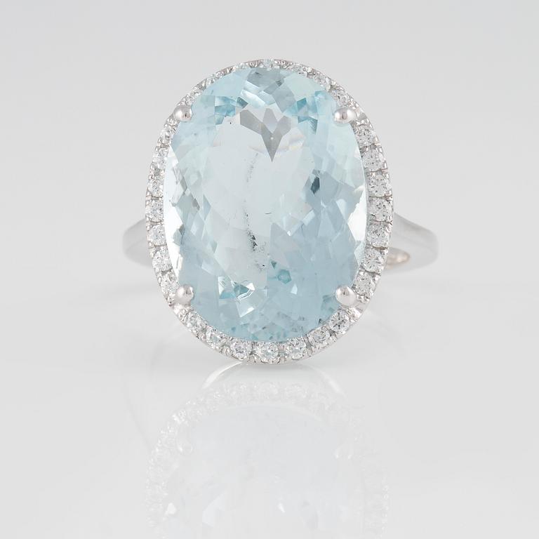 RING, 18K vitguld med fasettslipad akvamarin ca 10.60 ct samt briljantslipade diamanter ca 0.30 ct. Vikt 7,5 gram.