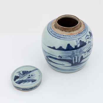 Kruka, skål, samt två fat, porslin. Kina, Qingdynastin, 1800-tal.