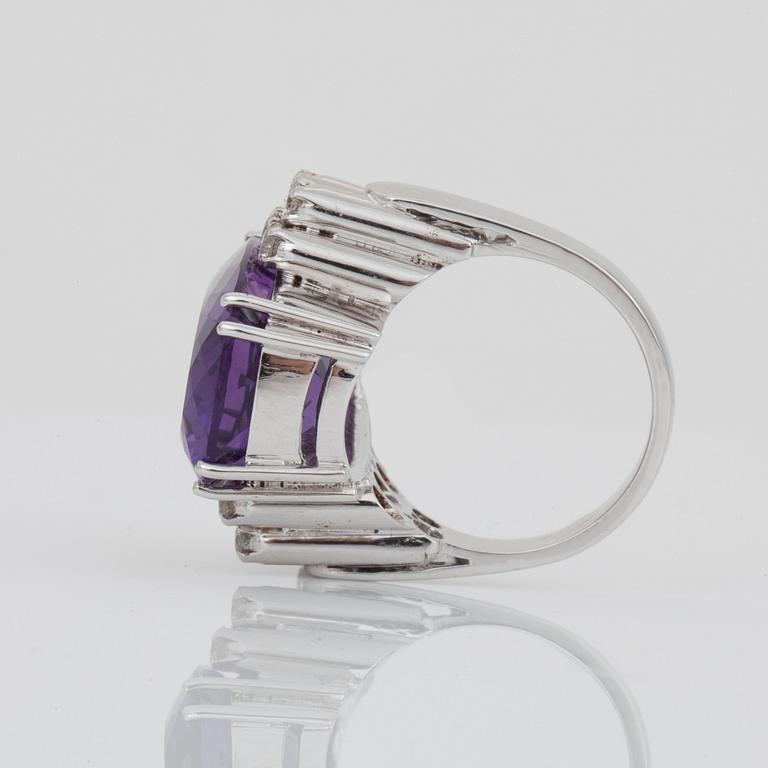 RING med ametist, cirka 19 ct, och diamanter.