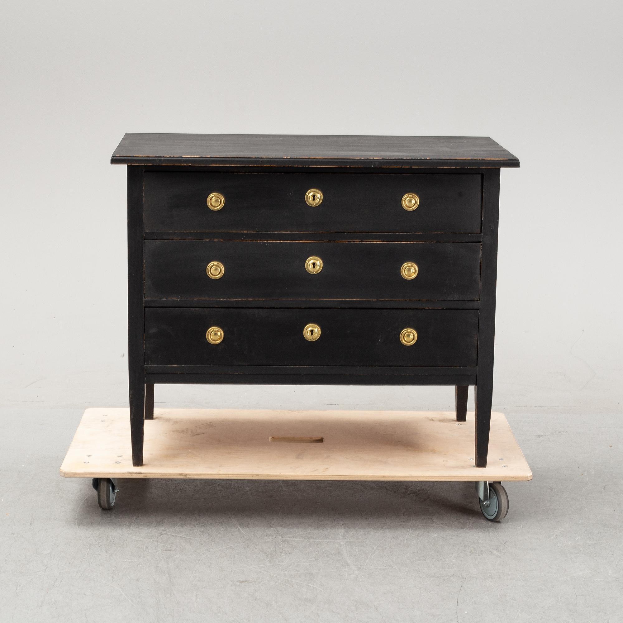 A painted chest of drawers, first half of the 20th Century.