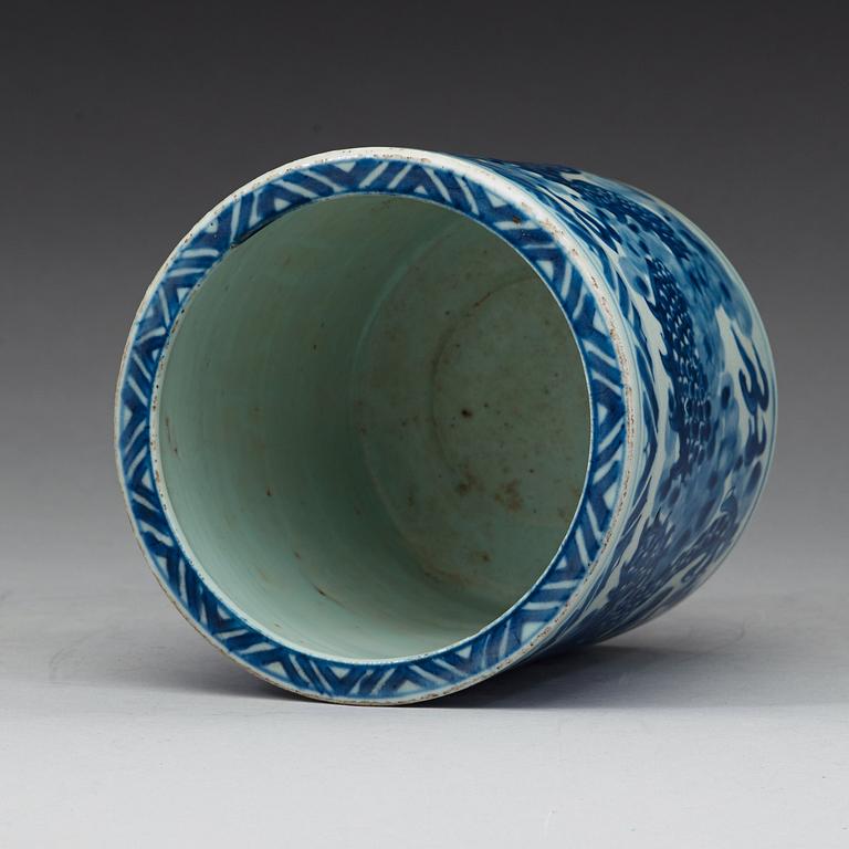 A blue and white brush pot, Ming dynasty, 17th Century.