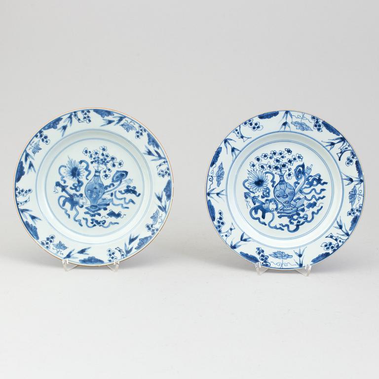 A set of four Chinese plates and a bowl, 18th century.