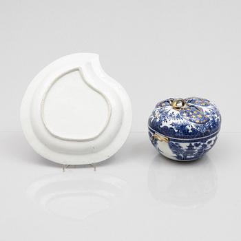 A small blue and white export porcelain tureen/bowl with cover and stand, Qingdynasty, end of the 18th century.