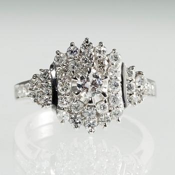 RING, platina, briljantslipade diamanter tot. 1,01 ct. Vikt 6,4 g.