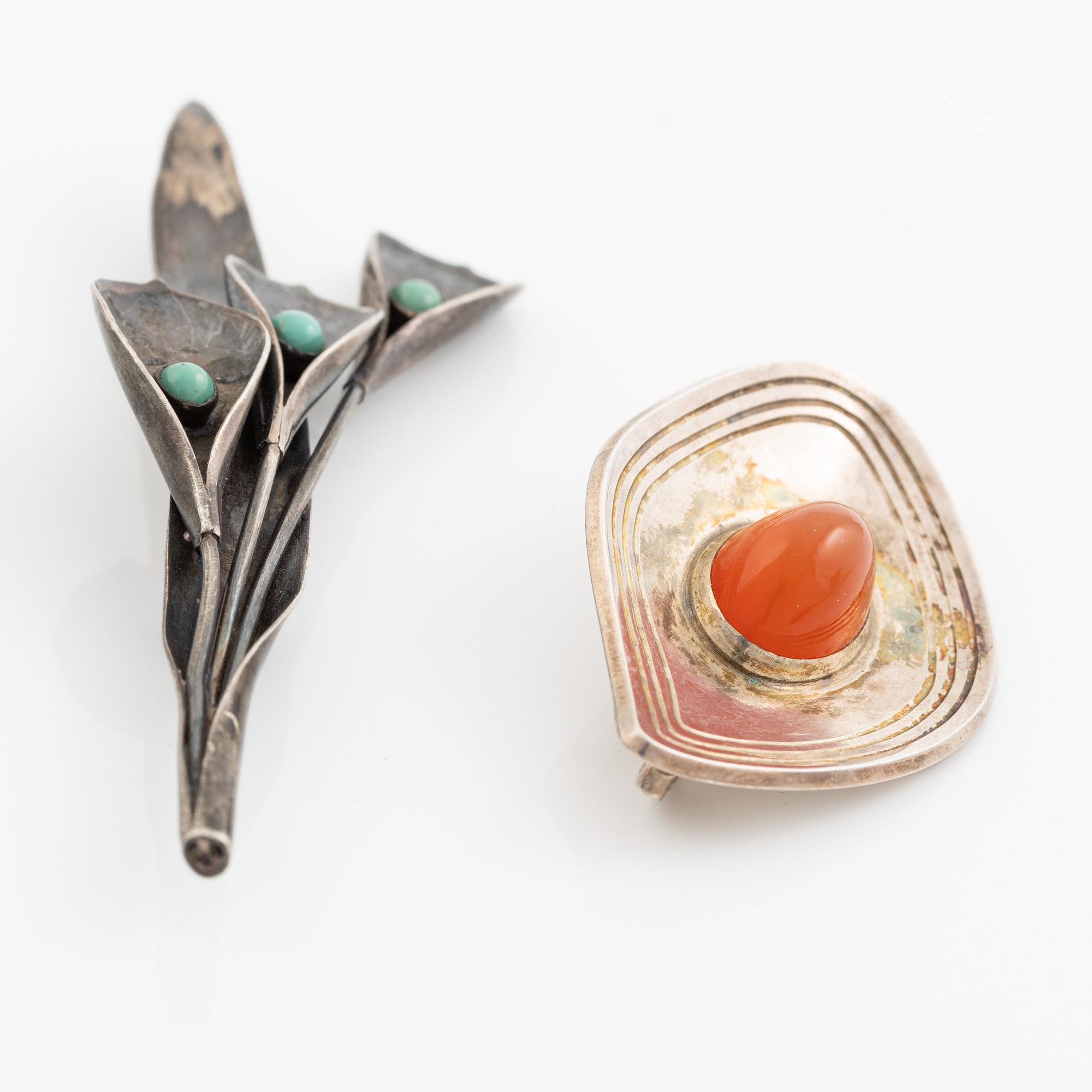 Två broscher, sterlingsilver med stenar, Michelsen, Stockholm 1952 och Per Sköld, Stockholm 1952.