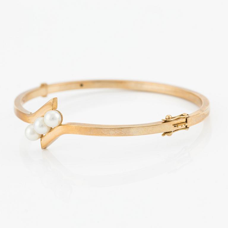 Bangle 18K gold with three cultured pearls.