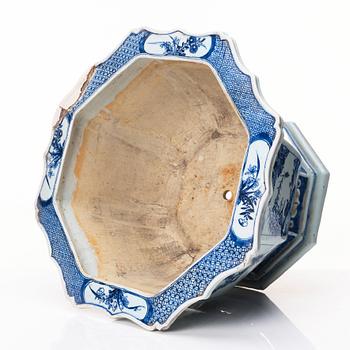 A blue and white flower pot, Qing dynasty, 18th Century.