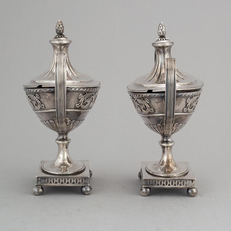 SAMUEL PETTERSSON, sockerskålar med lock, ett par, silver, Linköping 1887.