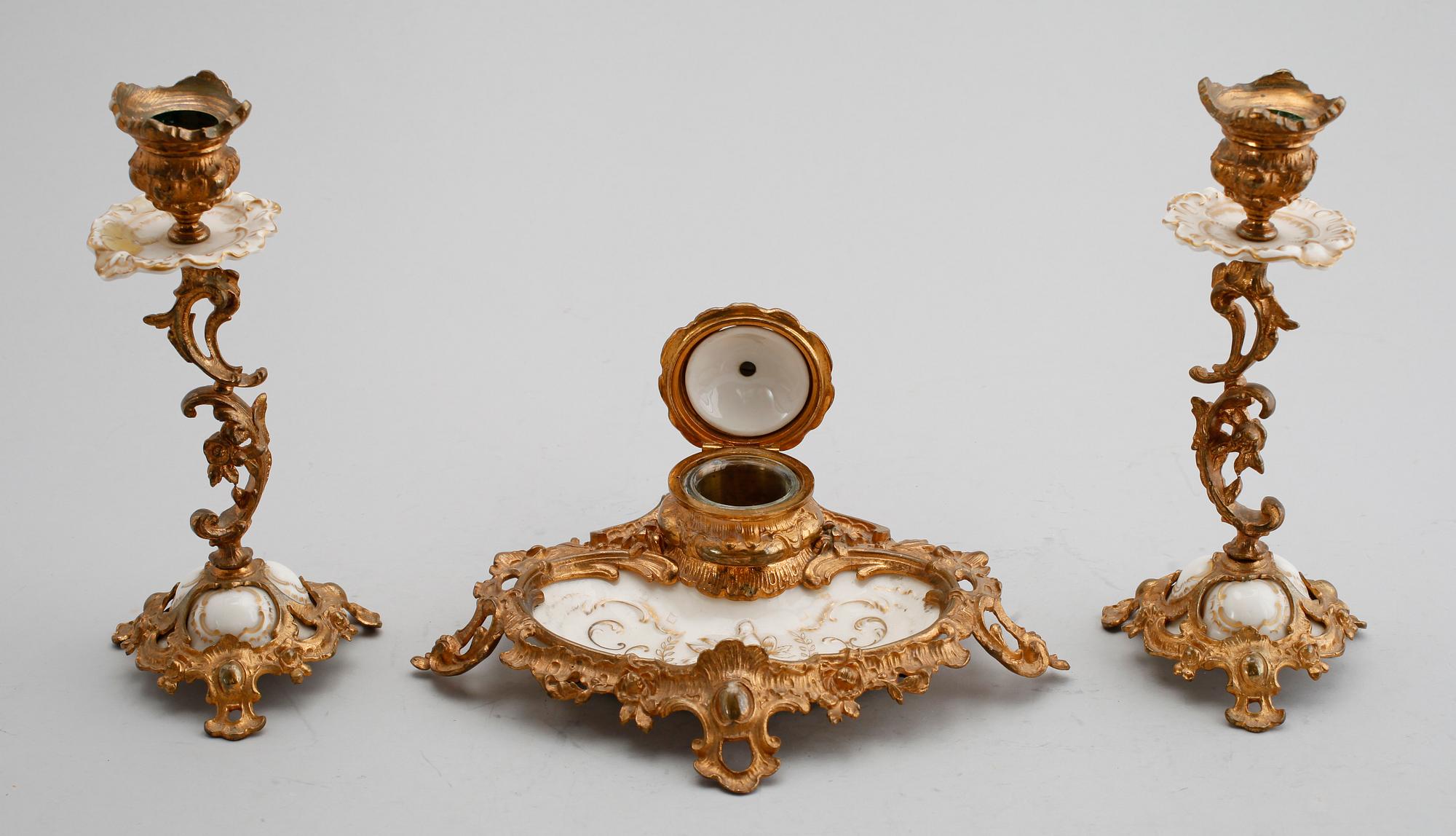SKRIVSTÄLL samt LJUSSTAKAR, 1 par, förgylld mässing och porslin, rokokostil, sekelskiftet 1900.