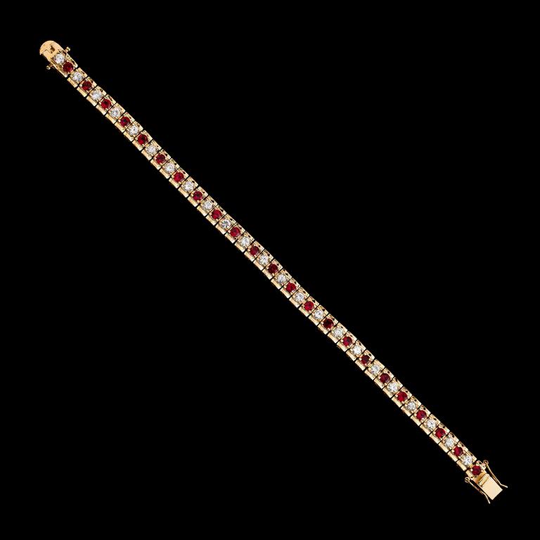 ARMBAND, förgyllt sterlingsilver, granater tot ca 2.89 ct, vita topaser tot ca 2.89 ct.