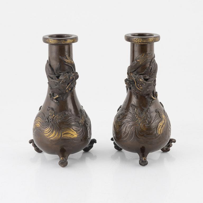 Vaser, ett par, brons, Japan, Meiji (1868-1912). Signerade.