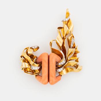 506. A Kutchinsky brooch in 18K gold set with coral and round brilliant-cut diamonds.