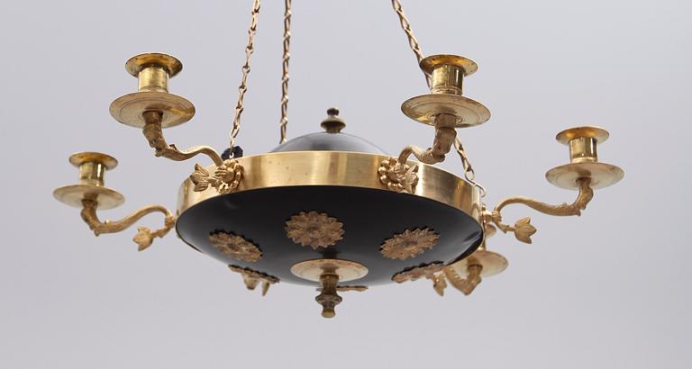 TAKAMPEL, empirestil, sekelskiftet 1900. Höjd med kedjor ca 35 cm.