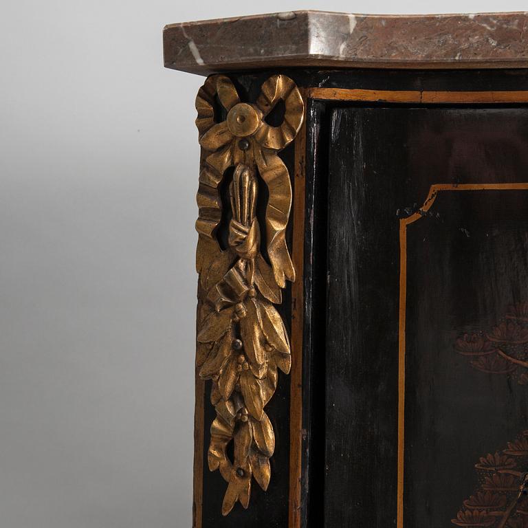 HÖRNSKÅP. Rokokostil, 1800-tal.