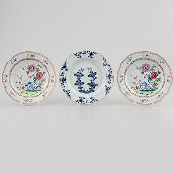 A set of three export porcelain plates, China, Qing dynasty, 18th century.