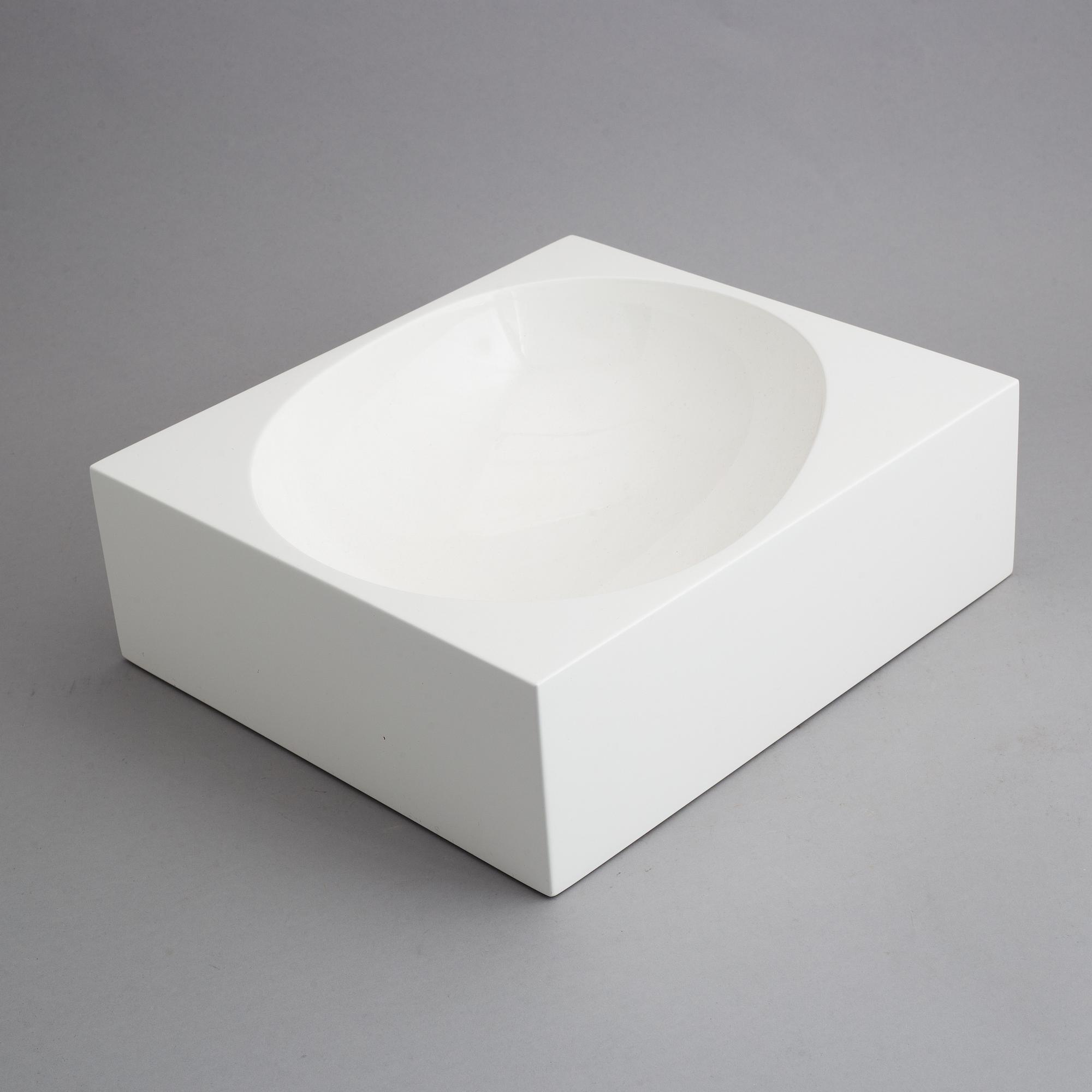 Naoto Fukasawa, a contemporary serving bowl "Outside" for B&B Italia.