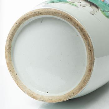 A Chinese porcelain vase, 20th century.