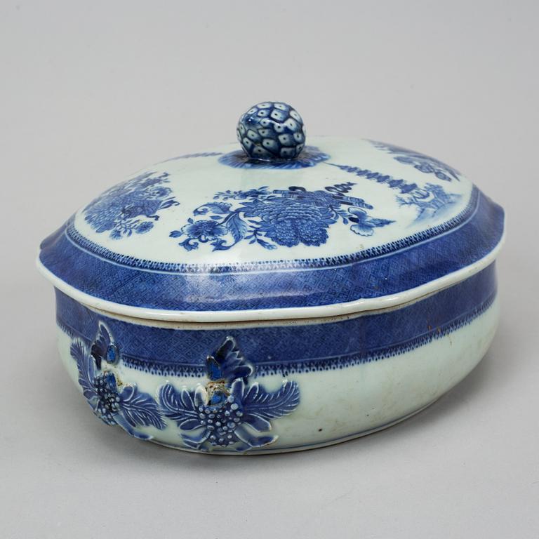 A blue and white tureen with cover, Qing dynasty, Qianlong (1736-95).