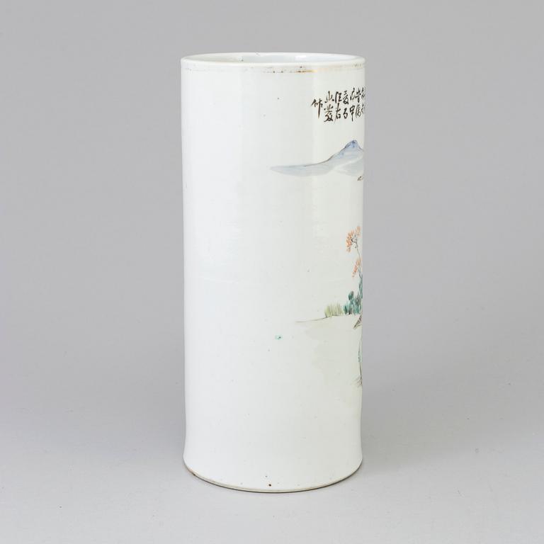A Chinese famille rose porcelain hat stand, early 20th century.