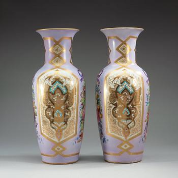 VASER, ett par, opalglas. Attribuerade till Kejserliga glas och porslinsmanufakturen, St Petersburg, 1800-tal.