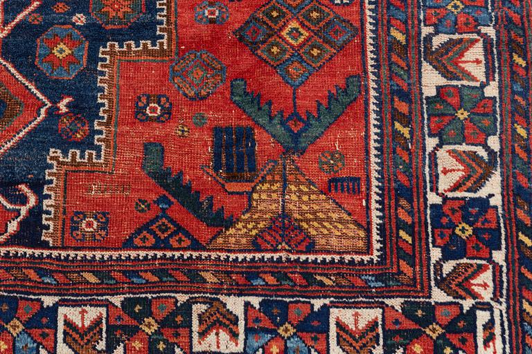 A Kashgai Shiraz carpet, c. 270 x 155 cm.
