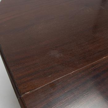 A dining table, Hepplewhite style, later half of the 20th century.