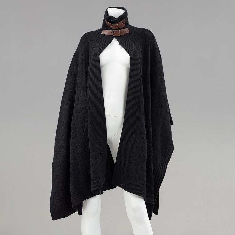 A black knitten wollponcho by Ralph Lauren.