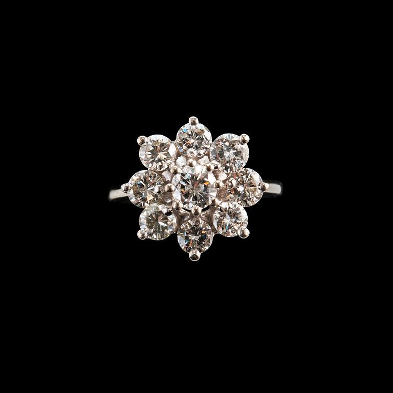 A RING, brilliant cut diamonds 1.65 ct. Centerstone c. 0.35 ct. 14K white gold. Size 17+, weight 5,1 g.